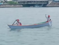 Perjuangan Siswa SD di Bone ke Sekolah Naik Perahu Seberangi Sungai Tangka