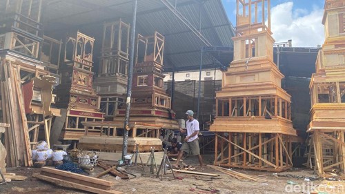 Suasana bengkel kerja perajin bade di Desa Bebandem, Kabupaten Karangasem, Bali, Minggu (28/7/2024). (Foto: I Wayan Selamat Juniasa/detikBali)