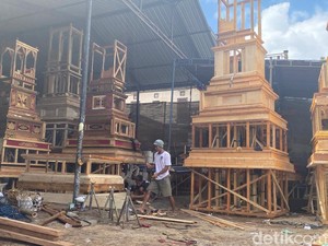 Musim Ngaben, Perajin Bade di Karangasem Kebanjiran Pesanan