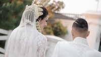 Susan Sameh dan Khalid Atamimi menikah dengan memakai pakaian putih. (Foto: dok Instagram)