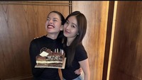 Artis dengan nama asli Suzana Sameh ini memang senang membagikan momen bahagia di media sosialnya, termasuk ketika ia kulineran. Foto: Instagram @susansameeh