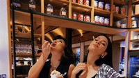 Kalau ini momen ketika artis yang baru nikah itu sedang jalan bersama temannya dan mampir makan es krim di salah satu kafe. Foto: Instagram @susansameeh