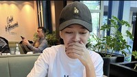 Susan Sameh juga sempat menikmati brunch di salah satu kafe bernama Cafe Kitsune. Terlihat ia memesan croissant, secangkir kopi, dan sandwich daging sayuran. Foto: Instagram @susansameeh