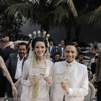 Sedangkan sang suami mengenakan beskap dan Batik yang sama dengan istrinya. Pengantin pria @atamimikhalid memakai busana inspirasi beskap dengan celana dan kain batik pengantin. Dilengkapi dengan bordir motif sulur yang melambangkan hidup yang bertumbuh dan berkembang, Foto: Instagram @susansameeh
