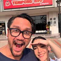 Tora Sudiro sendiri merasa puas dengan hasilnya. Saya merasa lebih muda setelah perawatan ini. Istri saya bahkan cemburu karena penampilan saya yang lebih segar,” candanya. Foto: dok. Instagram