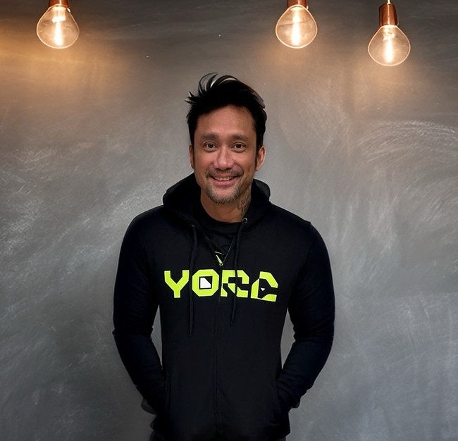 Tora Sudiro tampak lebih muda di usia 51. Perubahannya ini berkat perawatan menggunakan teknik yang disebut Miracle AI di Miracle Clinic. Foto: dok. Instagram