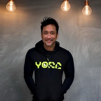 Tora Sudiro tampak lebih muda di usia 51. Perubahannya ini berkat perawatan menggunakan teknik yang disebut Miracle AI di Miracle Clinic. Foto: dok. Instagram