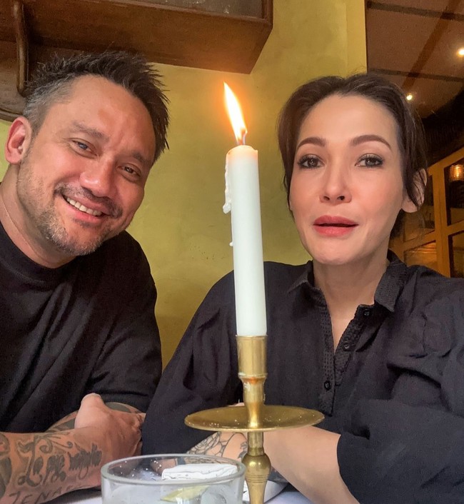 Teknik ini memberikan efek lifting langsung pada wajah. Kami memberikan dukungan tambahan pada dahi untuk mengoreksi mata yang turun dan mengangkat alis. Hal ini mencegah alis menjadi menukik. Selain itu, kami juga memperbaiki asimetri wajah dan meratakan sudut bibir untuk mencapai hasil yang lebih seimbang dan natural, tambah Dr. Jill. Foto: dok. Instagram