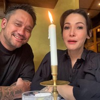 Teknik ini memberikan efek lifting langsung pada wajah. Kami memberikan dukungan tambahan pada dahi untuk mengoreksi mata yang turun dan mengangkat alis. Hal ini mencegah alis menjadi menukik. Selain itu, kami juga memperbaiki asimetri wajah dan meratakan sudut bibir untuk mencapai hasil yang lebih seimbang dan natural, tambah Dr. Jill. Foto: dok. Instagram