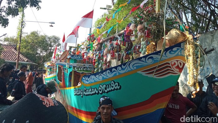 Tradisi nadran di Cirebon.