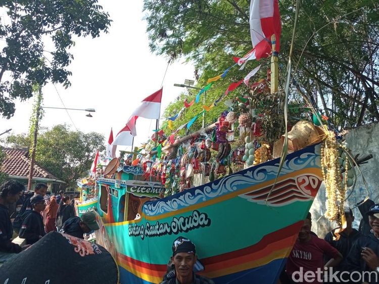 Menengok Kemeriahan Tradisi Nadran di Desa Citemu Cirebon