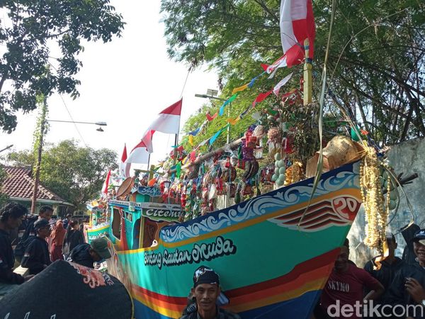 Menengok Kemeriahan Tradisi Nadran di Desa Citemu Cirebon