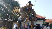 Setelah kegiatan arak-arakan selesai, tradisi nadran tersebut kemudian dilanjutkan dengan prosesi larung sesaji ke tengah laut. Ada puluhan perahu nelayan yang melakukan iring-iringan saat prosesi larung sesaji ke tengah laut. (Foto: Ony Syahroni/detikJabar)
