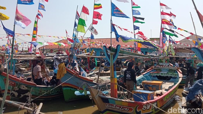 Tradisi nadran di Desa Mundu, Kabupaten Cirebon. Tradisi nadran di Desa Mundu, Kabupaten Cirebon.