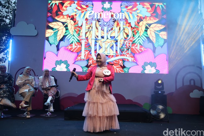 Membawakan lagu bernuansa Melayu, campur sari dan pop, Vania Ayu Anisah sukses menghibur penonton dan juri yang hadir. Ia memperkenalkan budaya Indonesia lewat musik campur sari. Ia membuat penonton terkejut ketika membawakan lagu milik Jessie J, lewat suaranya yang menggelegar. Aksi panggungnya langsung mendapatkan banjir tepuk tangan. Vania juga mengungkapkan jika ia sangat mengagumi Ayuenstar. Foto: Pradita Utama