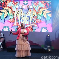 Membawakan lagu bernuansa Melayu, campur sari dan pop, Vania Ayu Anisah sukses menghibur penonton dan juri yang hadir. Ia memperkenalkan budaya Indonesia lewat musik campur sari. Ia membuat penonton terkejut ketika membawakan lagu milik Jessie J, lewat suaranya yang menggelegar. Aksi panggungnya langsung mendapatkan banjir tepuk tangan. Vania juga mengungkapkan jika ia sangat mengagumi Ayuenstar. Foto: Pradita Utama