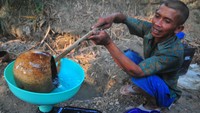 Warga terpaksa mengambil air dari belik di dasar sungai yang mengering yang dimanfaatkan untuk mencuci, mandi hingga minum ternak, sementara untuk kebutuhan minum warga harus membeli air. 