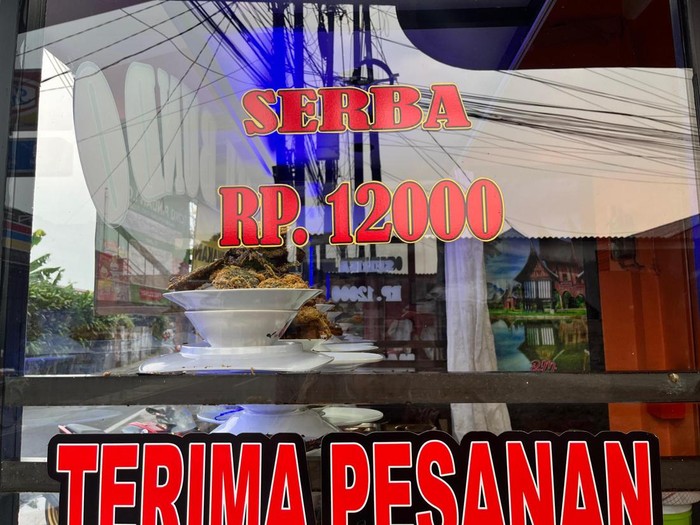 Warung makan Padang yang dimiliki oleh orang Tegal