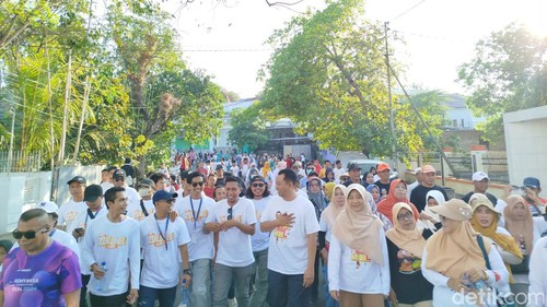 Zulkiflimansyah didampingi istri mengikuti jalan sehat bersama warga di Dompu, NTB, Minggu (28/7/2024). (Foto: Faruk Nickyrawi/detikBali)