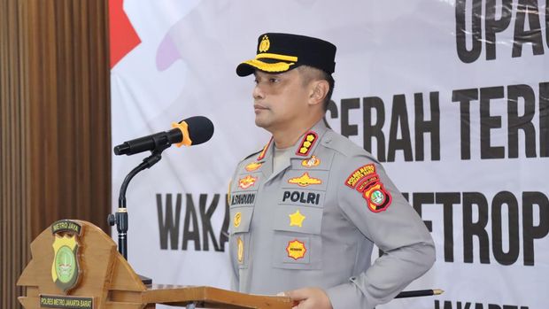 AKBP Teuku Arsya Khadafi resmi menjabat sebagai Wakapolres Metro Jakarta Barat menggantikan Kombes Sarly Sollu.