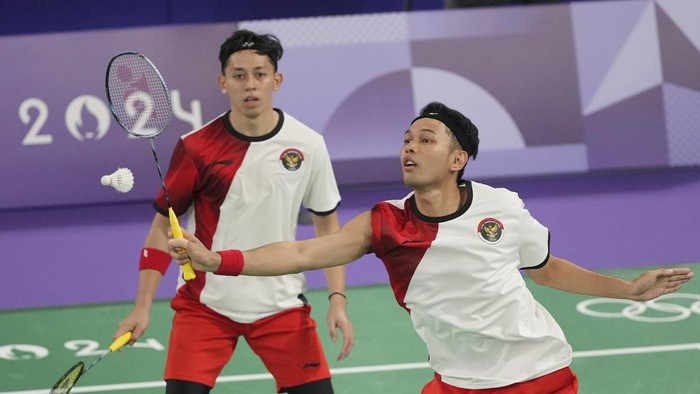 Fajar Alfian/Muhammad Rian Ardianto melaju ke perempatfinal Olimpiade 2024. Ganda putra Indonesia ini lolos setelah menaklukkan Lucas Corvee/Ronan Labar. Duel berlangsung di Porte De La Chapelle Arena, Senin (29/7/2024) siang WIB.