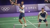 Corvee/Labar memperkecil keadaan jadi 6-12 selepas interval. Fajar/Rian kembali memperlebar keunggulan jadi 16-7. Permainan cepat Fajar/Alfian masih sulit diimbangi Corvee/Labar hingga mencapai game point 20-12 dan 20-13. Bola Corvee yang membentur net memastikan keunggulan Fajar/Rian 21-13 di gim pertama.
