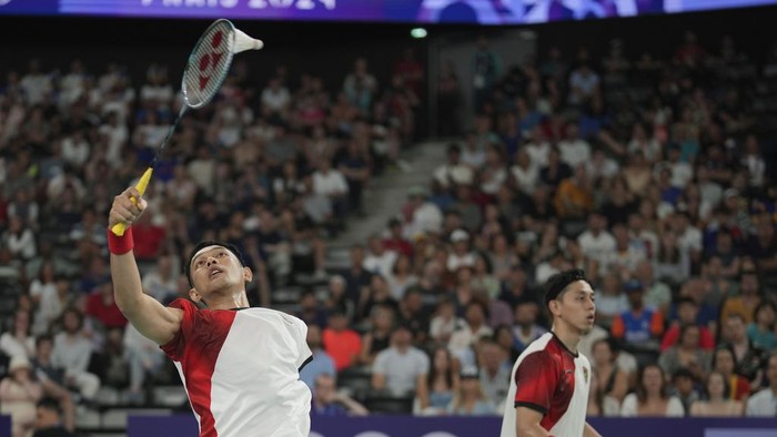 Aksi Fajar/Rian Bungkam Wakil Prancis, Melaju ke Perempatfinal Olimpiade Indonesia's Fajar Alfian and Muhammad Rian Ardianto play against France's Lucas Corvee and Ronan Labar during their men's doubles badminton group stage match at the 2024 Summer Olympics, Monday, July 29, 2024, in Paris, France. (AP Photo/Kin Cheung)