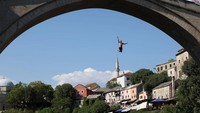 Kontes tahunan ini merupakan tradisi warga setempat sekaligus untuk memperingati sejarah jembatan tua Mostar. Jembatan ini merupakan situs warisan dunia UNESCO yang awalnya dibangun oleh Ottoman pada 1566.  