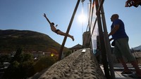 Jembatan ini pernah dihancurkan selama perang Bosnia pada 1992-1995 dan kembali dibangun setelah konflik berakhir.  
