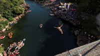 Ribuan penonton bersorak sorai dan bergembira menonton aksi para peserta yang terjun dari atas jembatan ke Sungai Neretva yang dingin dan berarus deras.  