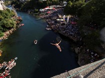 Aksi Melompat dari Jembatan Tua Bosnia yang Bikin Merinding