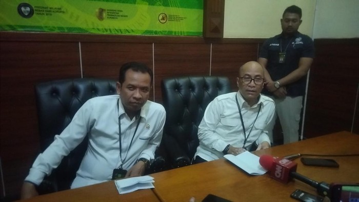 Alex Adam (kanan) Humas PN Surabaya