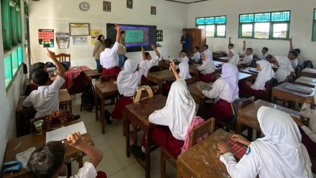 Andrea Tanzil KKN mengajar di SDN Karanggede