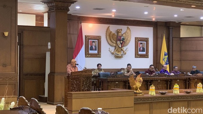 Anggota DPRD Bali Gede Kusuma Putra saat memaparkan rekomendasi Raperda Pertanggungjawaban APBD 2023 pada rapat paripurna di kantor DPRD Bali, Senin (29/7/2024). (Foto: Rizki Setyo Samudero/detikBali)
