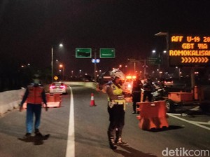 Antre Panjang di Tol Romokalisari Arah GBT Jelang Indonesia vs Thailand