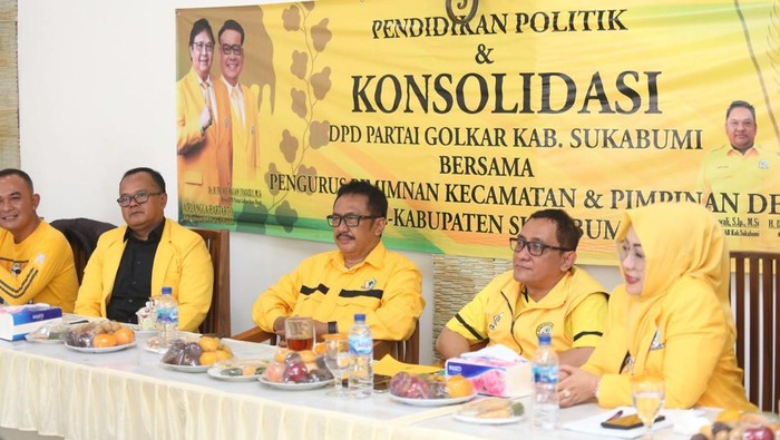Asep Japar (tengah) saat menghadiri acara Pendidikan Politik & Konsolidasi DPD Partai Golkar Kabupaten Sukabumi