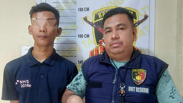 Azhari (kiri) diamankan atas kepemilikan senjata api rakitan.