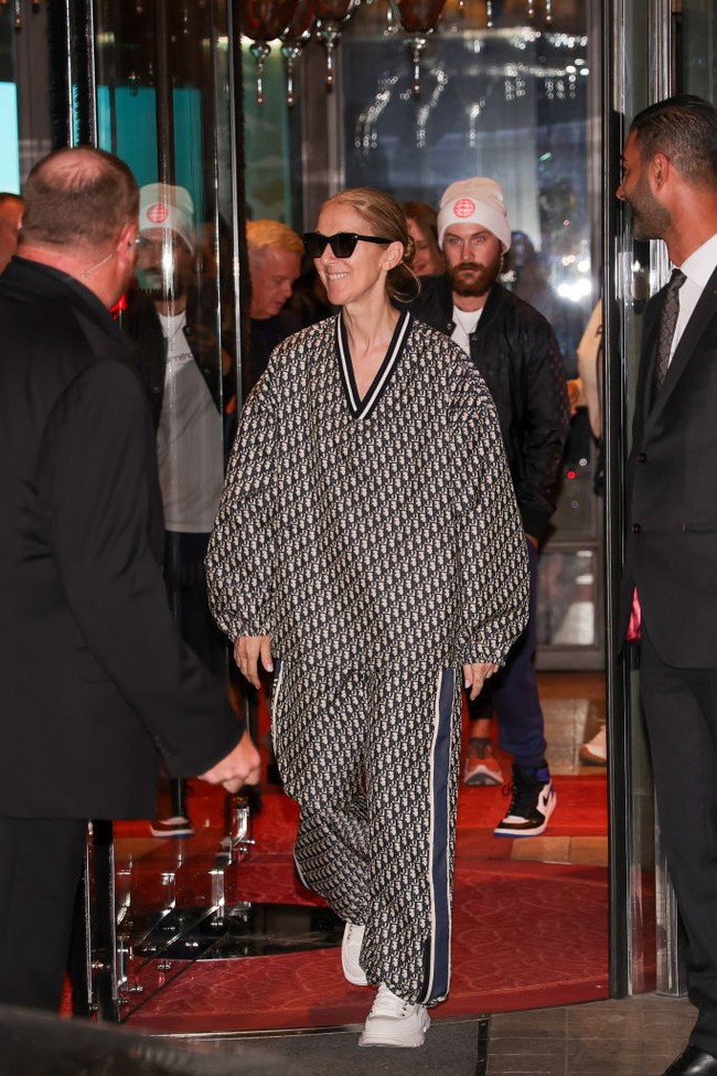 Dia memasangkan pakaian olahraga motif monogram Dior dengan sneakers putih dan kacamata hitam.  Foto: MEGA/GC Images