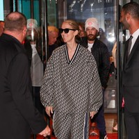 Dia memasangkan pakaian olahraga motif monogram Dior dengan sneakers putih dan kacamata hitam.  Foto: MEGA/GC Images