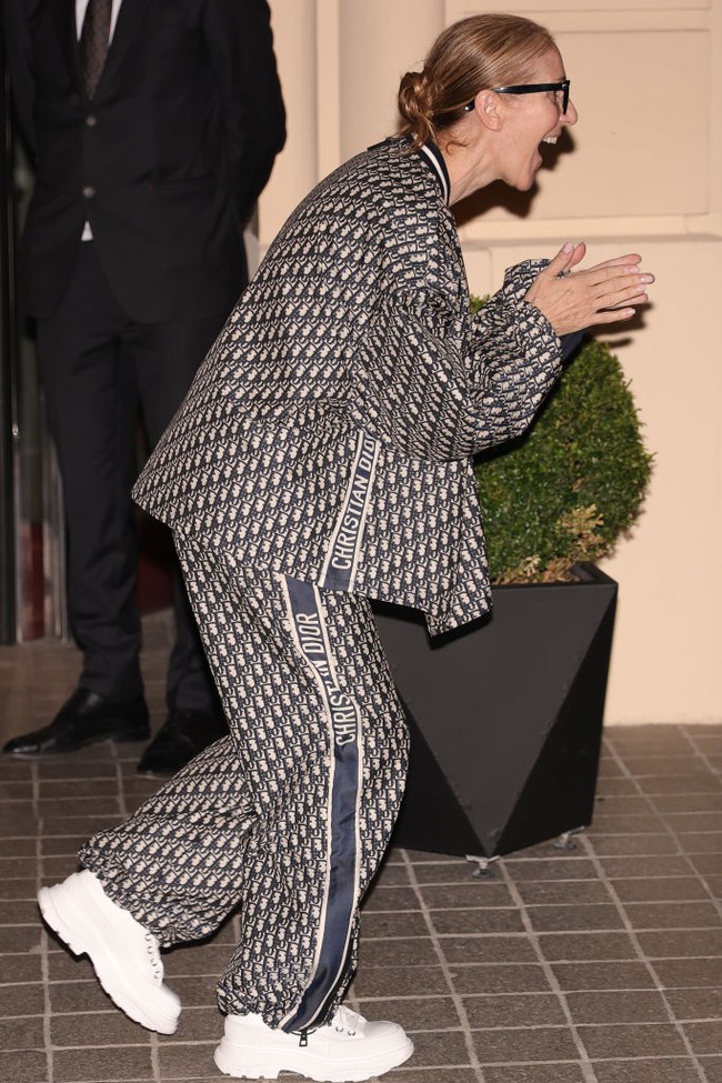 Setelan olahraga berupa sweater oversized dan celana longgar ini dibanderol dengan harga US$7,000 atau sekitar Rp 113,9 juta. Foto: MEGA/GC Images