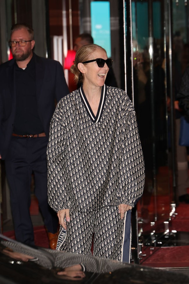 Celine Dion tampil memukau di malam pembukaan Olimpiade Paris 2024, mengenakan gaun mutiara, juga dari keluaran Dior. Ini merupakan pertunjukan pertamanya sejak didiagnosa stiff person syndrome pada 2022. Foto: MEGA/GC Images