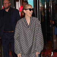 Celine Dion tampil memukau di malam pembukaan Olimpiade Paris 2024, mengenakan gaun mutiara, juga dari keluaran Dior. Ini merupakan pertunjukan pertamanya sejak didiagnosa stiff person syndrome pada 2022. Foto: MEGA/GC Images