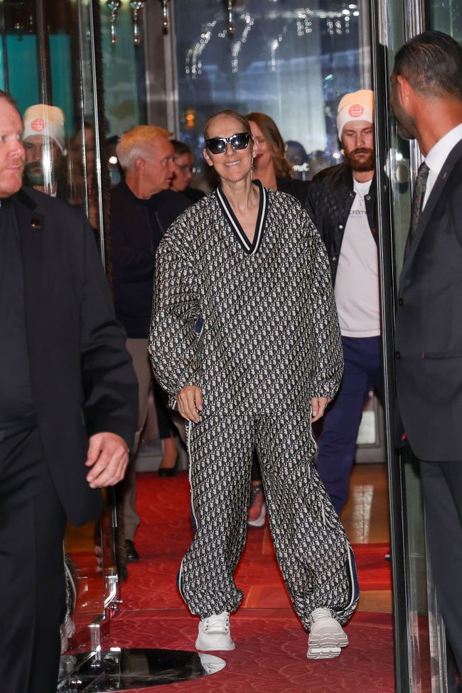 Celine Dion keluar dari hotel di Paris mengenakan busana Dior dari atas hingga bawah. Foto: MEGA/GC Images