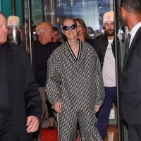 Celine Dion keluar dari hotel di Paris mengenakan busana Dior dari atas hingga bawah. Foto: MEGA/GC Images