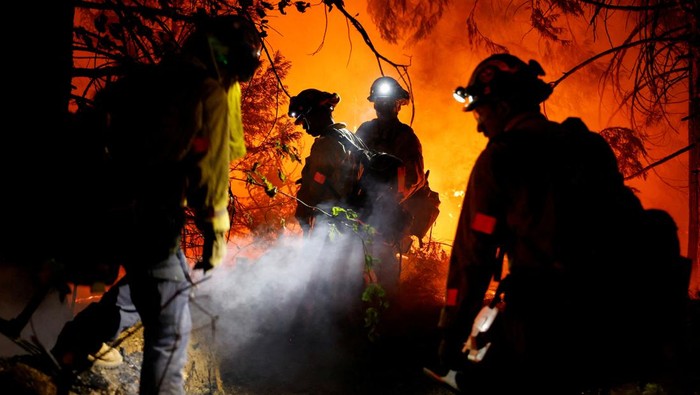 Kebakaran hutan terjadi di California Utara. Peristiwa tersebut dipicu oleh kondisi cuaca ekstrem.