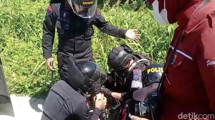 Danyon Brimob Batalion B Polda Sulsel Kompol Ramli luka terkena lemparan batu saat mengamankan eksekusi lahan di Pinrang yang diwarnai kericuhan.