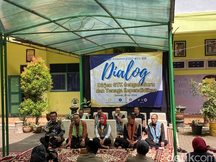 Dirjen Guru dan Tenaga Kependidikan Prof Dr Nunuk Suryani, MPd (jilbab merah) berdialog dengan guru-guru di Sleman, DIY