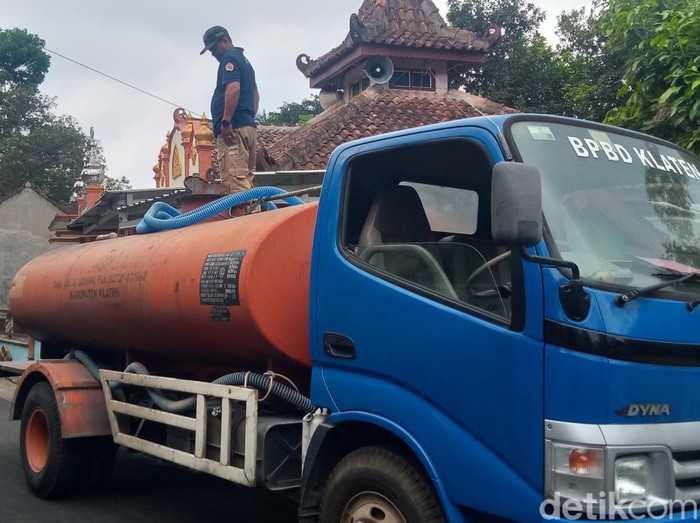 Droping air bersih di Desa Tlogowatu, Kecamatan Kemalang, Kabupaten Klaten, oleh BPBD Klaten. Diunggah Senin (29/7/2024).