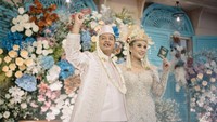 Dustin Tiffani dan Ditha Rizky Amalia pamer buku nikah. (Foto: dok Instagram)
