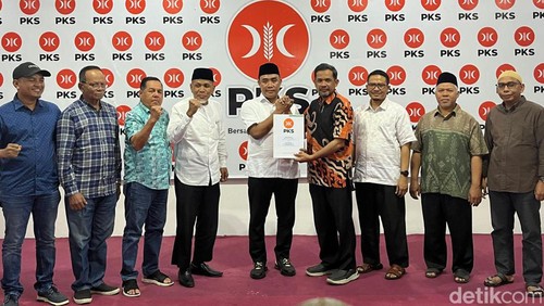 Efendi Kusnandar menerima rekomendasi untuk maju Pilbup Bima 2024 di Kantor DPW PKS NTB, Senin (29/7/2024). (Lalu Helmy Akbar/detikBali)